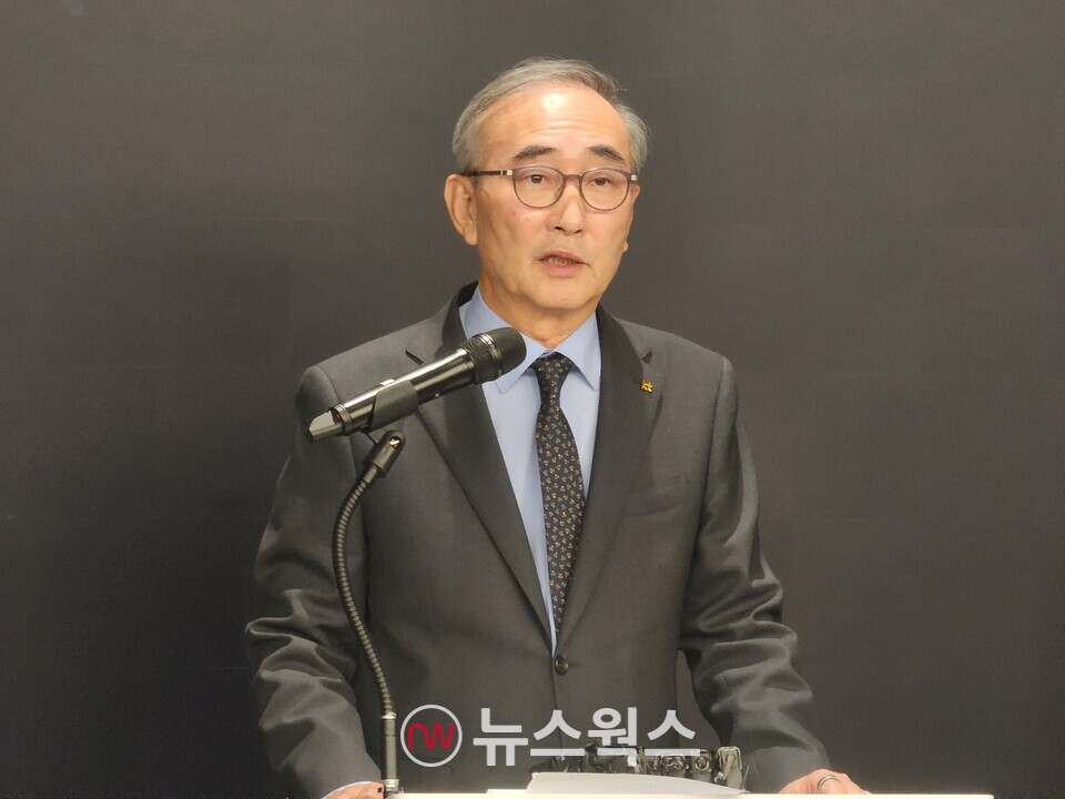 김영섭 KT 대표가 11일 기자간담회를 열고 최근 발생한 무단 소액결제 해킹 피해 사건에 대해 사죄하고 있다. (사진=박광하 기자)
