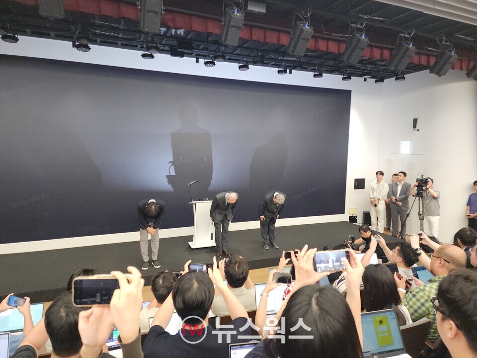 김영섭 KT 대표가 11일 기자간담회를 열고 최근 발생한 무단 소액결제 해킹 피해 사건에 대해 사죄하고 있다. (사진=박광하 기자)