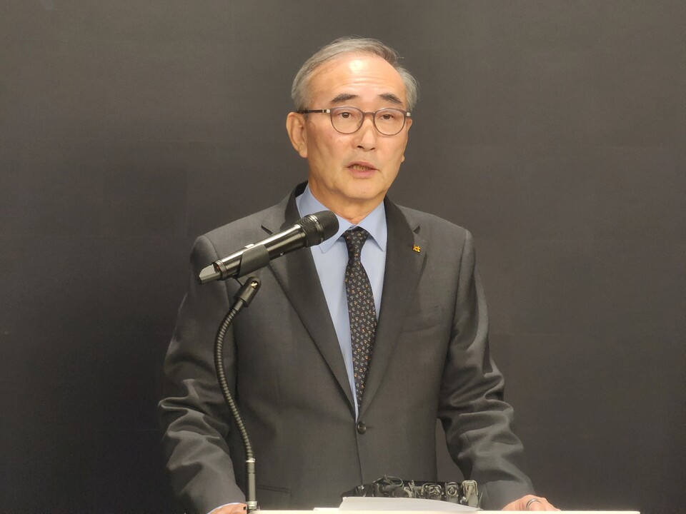 김영섭 KT 대표가 11일 기자간담회를 열고 최근 발생한 무단 소액결제 해킹 피해 사건에 대해 사죄하고 있다. (사진=박광하 기자)