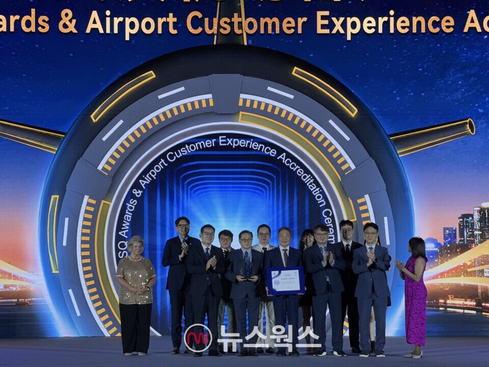 지난 10일(현지시간) 중국 광저우 캔톤 페어 컨벤션 센터에서 열린 '제7회 공항경험 써밋'에서 이학재 인천국제공항공사 사장이 수상 후 기념 촬영을 하고 있다. (사진제공=인천국제공항공사)