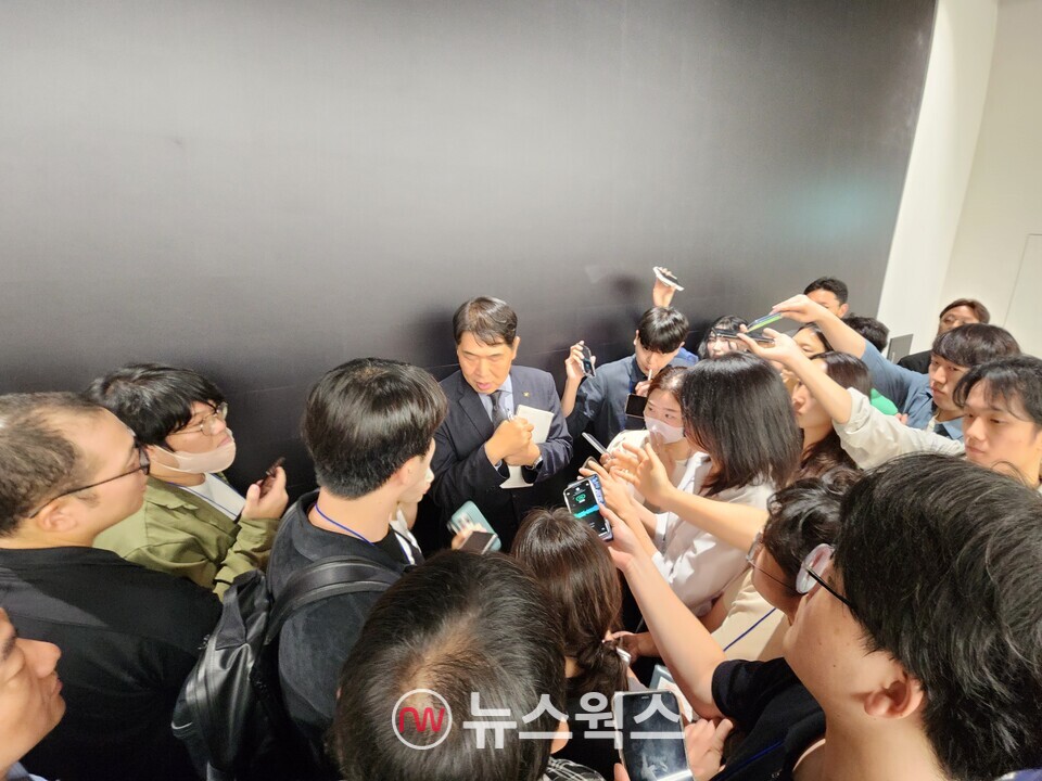 KT 관계자가 11일 무단 소액결제 해킹 사건 관련 기자간담회에서 취재진에 둘러 쌓여 있다. (사진=박광하 기자)