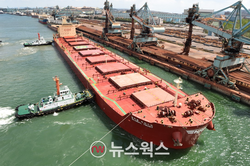 HMM 소유 벌크선 글로벌 트러스트호가 최근 부산항에 정박해 있는 모습. (사진제공=HMM)