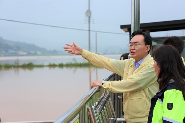 윤병태 나주시장이 호우 피해 현장을 방문해 상황을 점검하고 있다. (사진제공=나주시청)