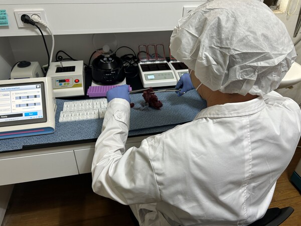 보건환경연구원 관계자가 축산물 모니터링 검사를 실시하고 있다. (사진제공=광주광역시)