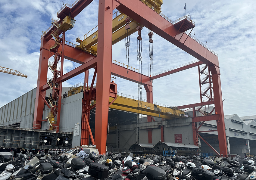 HD현대중공업 노조원이 지난 10일 울산 야드 내 턴오버크레인에 올라 시위를 하고 있다. (사진=뉴스1)