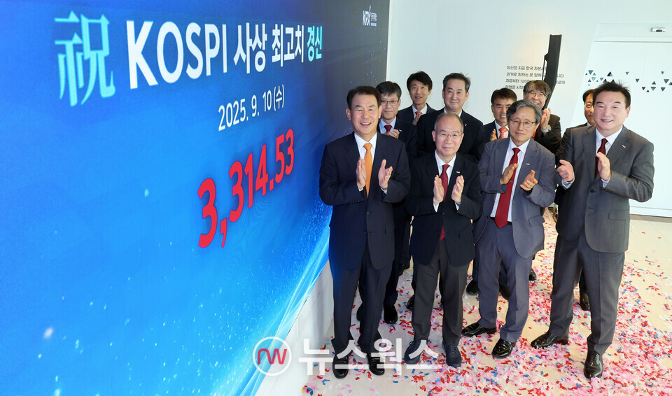 지난 10일 코스피가 사상 최고치를 경신하자 정은보(앞줄 맨왼쪽) 이사장과 임직원들이 부산 한국거래소 본사에서 축하 세레모니를 하고 있다. (사진제공=한국거래소)