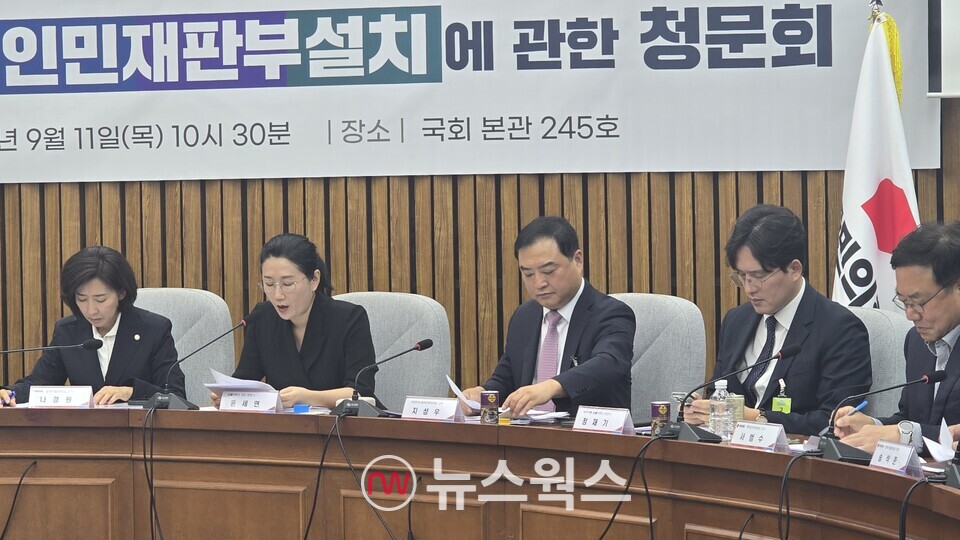 정재기(왼쪽 네 번째) 변호사와 지성우(왼쪽 세 번째) 성균관대 법학전문대학원 교수가 지난 11일 국민의힘 정책위 주최로 국회에서 열린 '검찰해체와 인민재판부 설치에 관한 청문회'에서 토론자료를 살펴보고 있다. (사진=원성훈 기자)