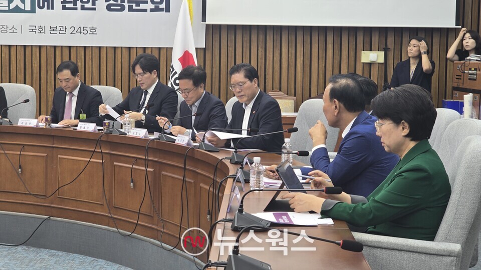 정재기(왼쪽 두 번째) 변호사와 지성우(왼쪽 첫 번째) 성균관대 법학전문대학원 교수가 지난 11일 국민의힘 정책위 주최로 국회에서 열린 '검찰해체와 인민재판부 설치에 관한 청문회'에서 토론자료를 살펴보고 있다. (사진=원성훈 기자)