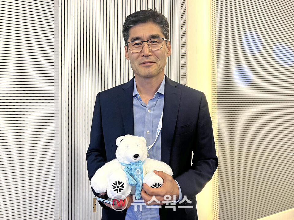 최기영 스노우플레이크 한국지사장이 마스코트 인형을 들고 있다. (사진=박광하 기자)