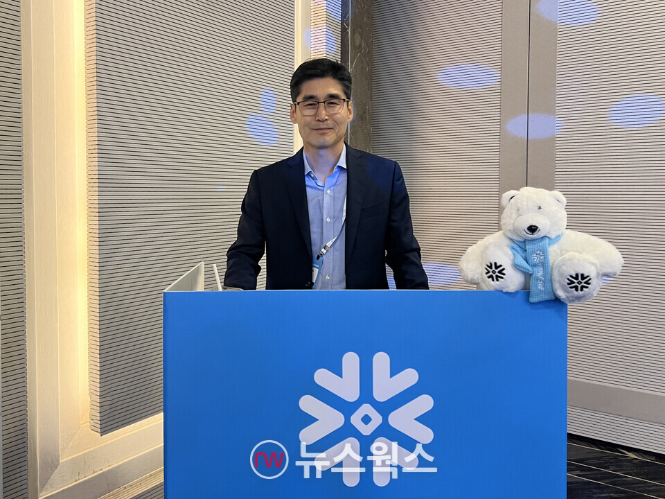 최기영 스노우플레이크 한국지사장이 마스코트 인형과 함께 사진 촬영을 하고 있다. (사진=박광하 기자)