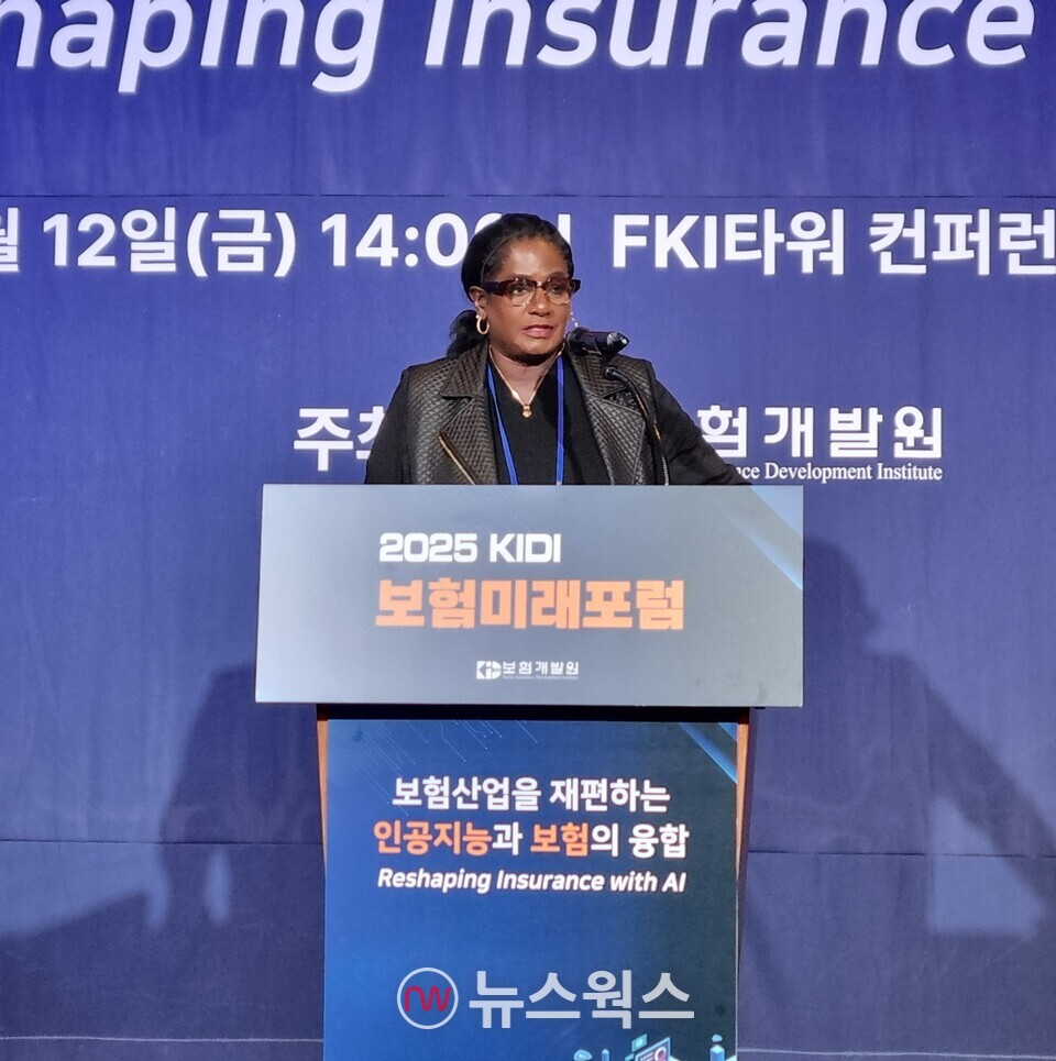 ​허창언(왼쪽에서 네번째) 보험개발원장이 12일 열린 '2025 KIDI 보험미래포럼'에서 포럼 발표자들과 함께 기념 촬영을 하고 있다. (사진=손일영 기자)도로시 엔드류스 전미보험감독자협의회(NAIC) 데이터 수석 연구원이 12일 열린 '2025 KIDI 보험미래포럼'에서 기조 발표를 하고 있다. (사진=손일영 기자)