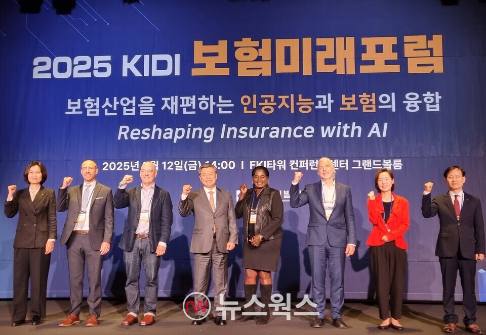 ​양경희 보험개발원 데이터신성장실장이 12일 열린 '2025 KIDI 보험미래포럼' 발표 세션에서 발표를 하고 있다. (사진=손일영 기자)허창언(왼쪽에서 네번째) 보험개발원장이 12일 열린 '2025 KIDI 보험미래포럼'에서 포럼 발표자들과 함께 기념 촬영을 하고 있다. (사진=손일영 기자)