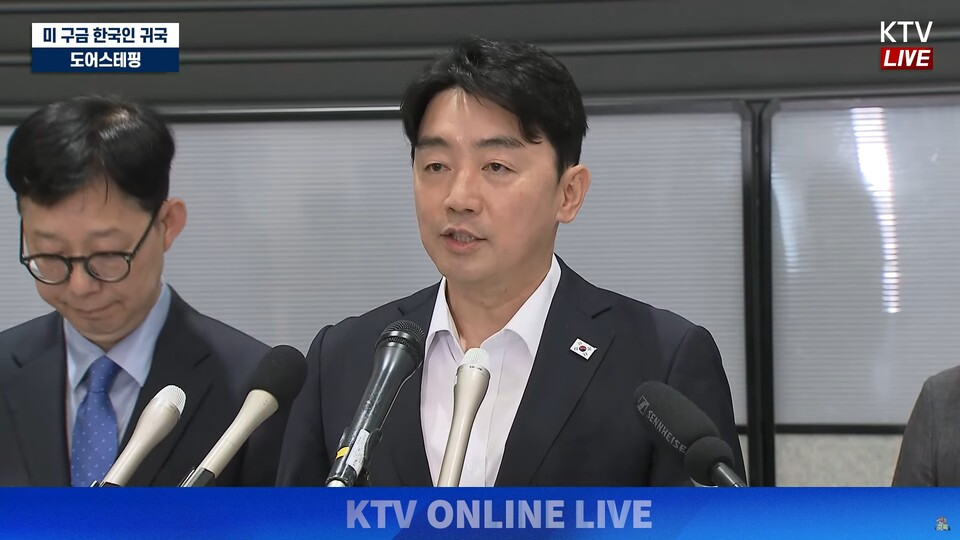 강훈식 대통령실 비서실장이 12일 오후 인천국제공항에서 미국 이민 당국에 체포·구금됐던 한국인들을 마중나와 도어스테핑을 하고 있다. (출처=KTV 유뷰브)