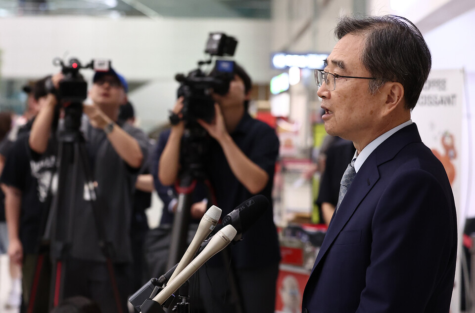 한국인 300명 구금 사태 해결을 위해 미국을 방문해 마코 루비오 미 국무장관과 협상을 마치고 돌아온 조현 외교부 장관이 12일 인천국제공항 제2여객터미널을 통해 귀국한 후 도어스테핑을 하고 있다. (사진=뉴스1)