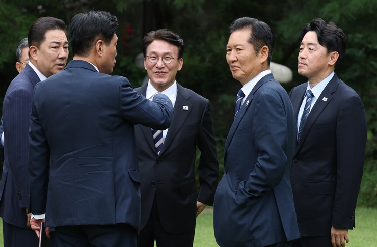 김민석 국무총리가 7일 서울 종로구 삼청동 국무총리 서울공관에서 열린 제3차 고위당정협의회에 앞서 더불어민주당 정청래 대표, 강훈식 대통령 비서실장 등과 대화하고 있다.(사진=뉴스1)