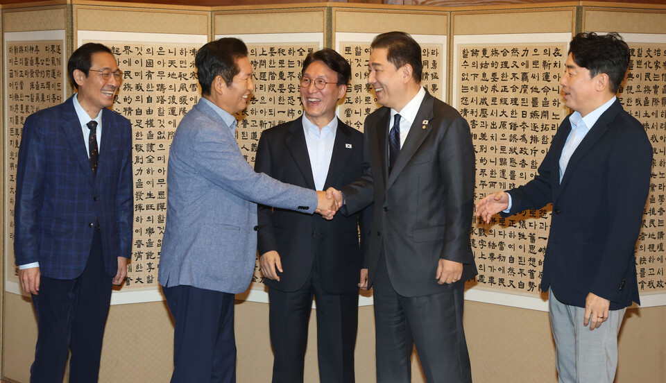 정청래 더불어민주당 대표와 김병기 원내대표가 14일 오후 서울 종로구 삼청동 총리 공관에서 열린 당정대 고위급 만찬회동에 참석해 기념촬영에 앞서 악수하고 있다. 왼쪽부터 우상호 정무수석, 정 대표, 김민석 국무총리, 김 원내대표, 강훈식 대통령 비서실장. (사진=뉴스1)