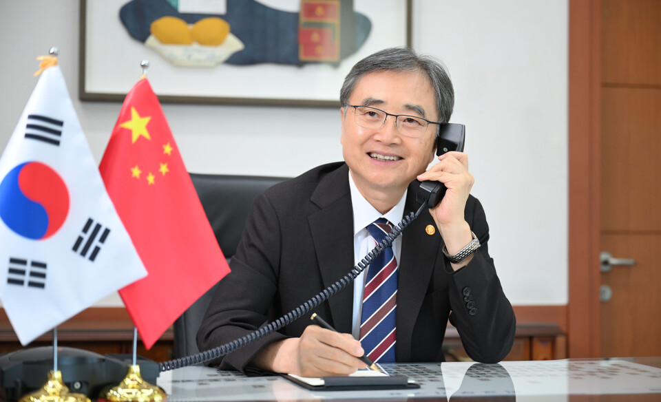 조현 외교부 장관이 28일 왕이 중국 공산당 정치국 위원 겸 외교부장과 첫 전화 통화를 하고 있다. (사진제공=외교부)