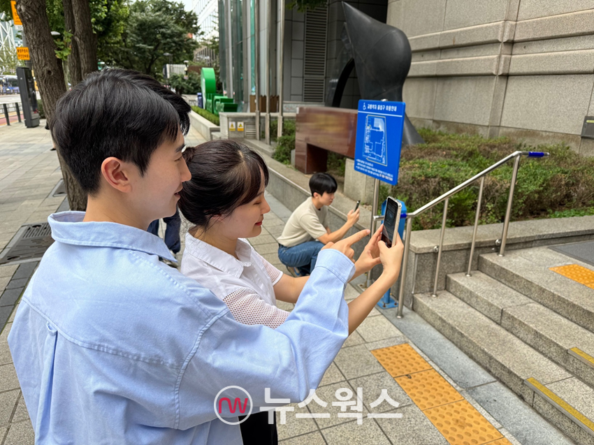 SK이노베이션 계열 구성원들이 지난 14일 '로드메이커' 활동에 참여해 사진촬영을 하고 있다. (사진제공=SK이노베이션)
