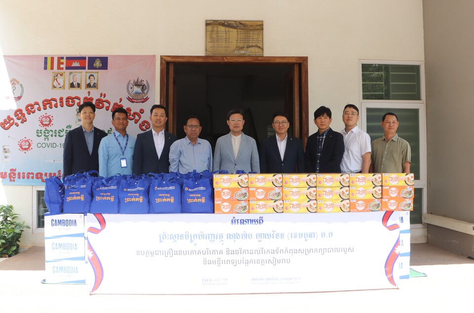 이청훈 농협은행 글로벌사업부문 부행장이 인도 노이다 지점을 방문하여 직접 시재검사를 하고 있다. (사진제공=농협은행)