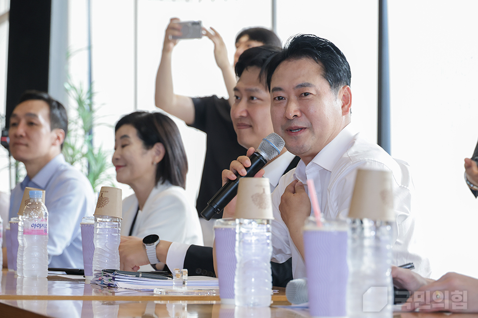 장동혁(오른쪽 첫 번째) 국민의힘 대표와 당 지도부가 지난 14일 부산광역시에 위치한 부경대학교를 방문해 청년들과 대화를 나누고 있다. (사진제공=국민의힘)