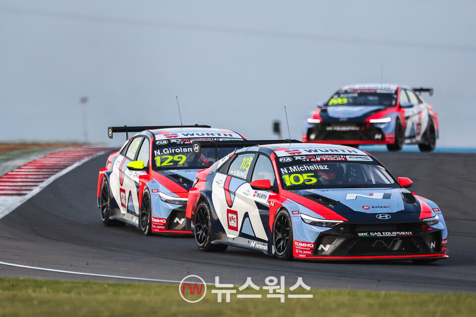지난 12~14일(현지시간) 열린 '2025 TCR 월드투어' 5라운드 호주 대회에서 현대자동차 '더 뉴 엘란트라 N TCR(더 뉴 아반떼 N TCR)'이 주행하고 있다. (사진제공=현대차)
