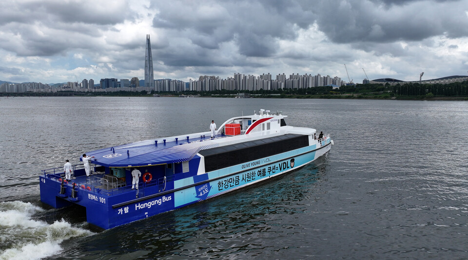 한강버스 시민체험단과 취재진을 태운 한강버스가 서울 광진구 뚝섬 선착장을 떠나 송파구 잠실 선착장으로 이동하고 있다. (사진=뉴스1)