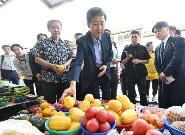구윤철 부총리가 지난 7월 21일 공주 산성시장을 방문해 물품을 구매하고 있다. (사진제공=기획재정부)