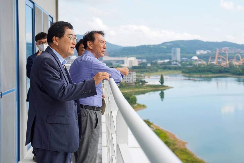 14일 경주 라한호텔 발코니에서 정상회의 준비 상황을 논의하며 경주 보문호 일대를 살펴보는 김석기(오른쪽) 국회 외교통일위원장과 주낙영 경주시장. (사진제공=경주시)
