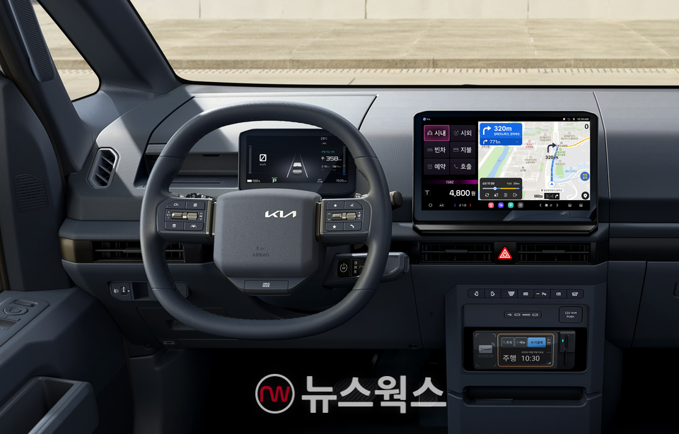기아 PV5 택시에 택시 영업 특화 사양인 '올인원 디스플레이 2'가 탑재돼 있다. (사진제공=기아)
