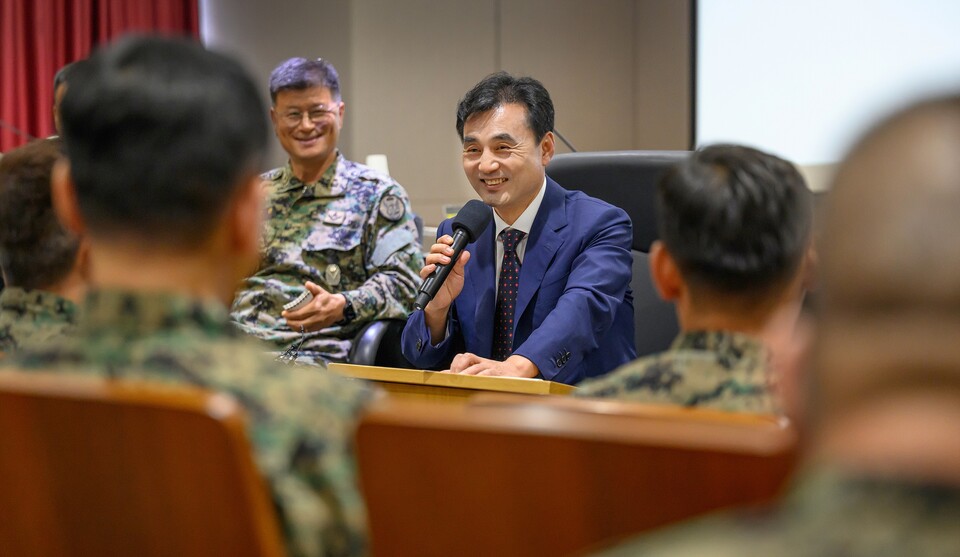 안규백 국방부 장관이 지난 7월 28일 특수전사령부 제3공수여단을 찾아 장병들과 소통하고 있다. (사진=국방부)