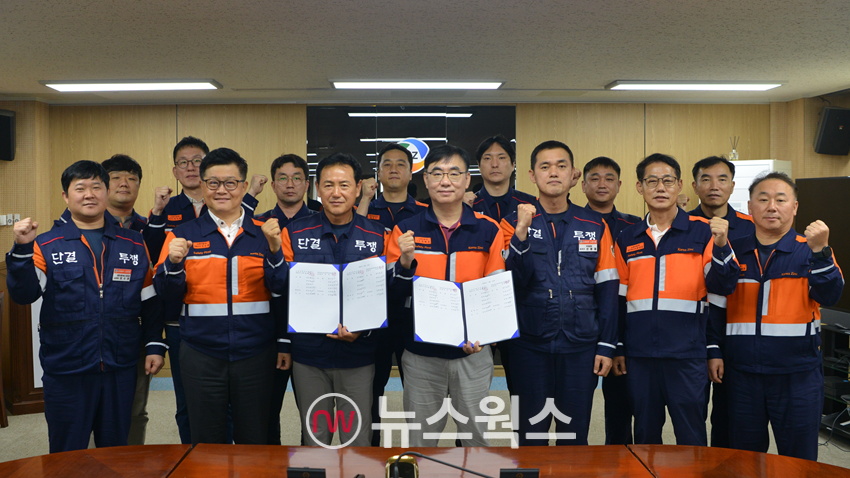 고려아연 노사가 지난 12일 온산제련소에서 올해 임금 및 단체교섭 협상을 마무리하고 기념촬영을 하고 있다. (사진제공=고려아연)