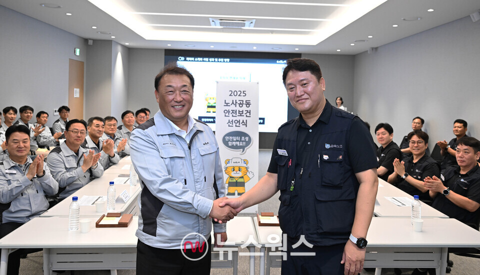 지난달 6일 기아 오토랜드 광명에서 열린 '안전한 일터 조성을 위한 노사 공동 안전보건 선언식'에서 최준영(앞줄 왼쪽부터) 기아 최고안전보건책임자(CSO) 사장, 하임봉 전국금속노조 기아차지부장이 노사 관계자와 함께 기념사진을 촬영하고 있다. (사진제공=기아)