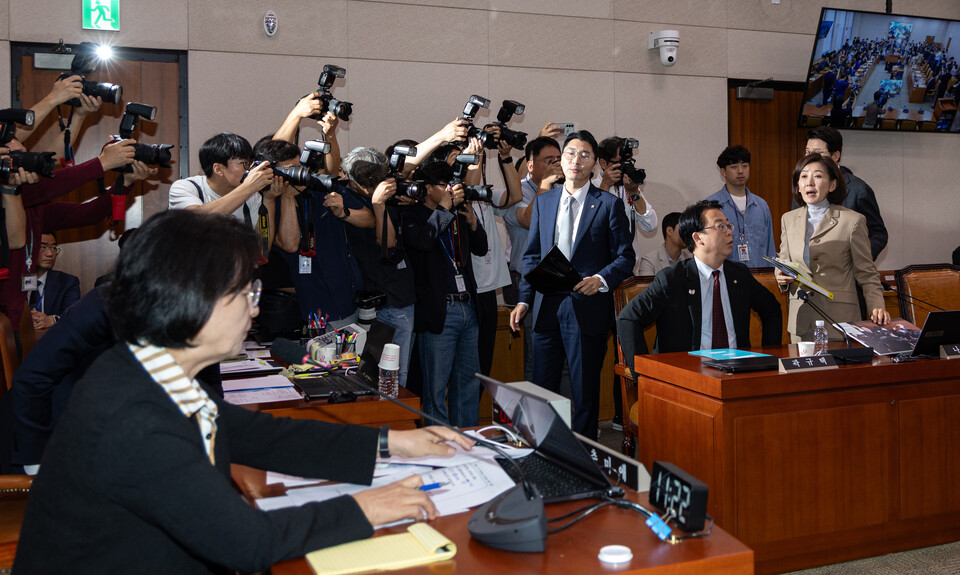 16일 서울 여의도 국회에서 열린 제429회국회(정기회) 법제사법위원회 제4차 전체회의에서 나경원 의원을 비롯한 국민의힘 법사위원들이 간사 선임의 건과 관련해 항의하고 있다. (사진=뉴스1)