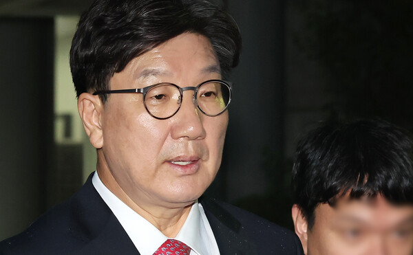 권성동 국민의힘 의원이 16일 오후 서울 서초구 중앙지방법원에서 '통일교 불법 정치자금 수수' 의혹(정치자금법 위반 혐의) 관련 구속 전 피의자 심문(영장실질심사)를 마치고 법원을 나서고 있다. (사진=뉴스1)