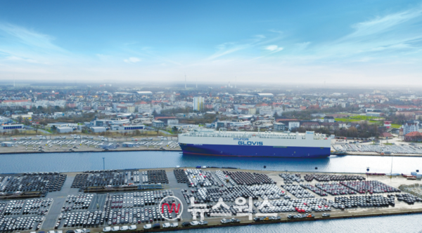 하역장에서 차량들이 선적을 기다리고 있다. (사진제공=현대글로비스)