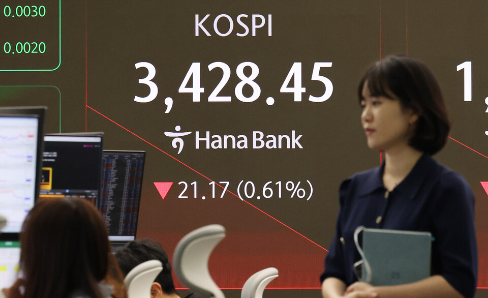 17일 오전 서울 중구 하나은행 딜링룸 전광판에 개장 시황이 나오고 있다. 이날 코스피는 전 거래일(3449.62)보다 15.79포인트(0.46%) 하락한 3433.83에 개장했다. 코스닥은 전 거래일(851.84)보다 1.69포인트(0.20%) 내린 850.15에 거래를 시작했다. (사진=뉴스1)