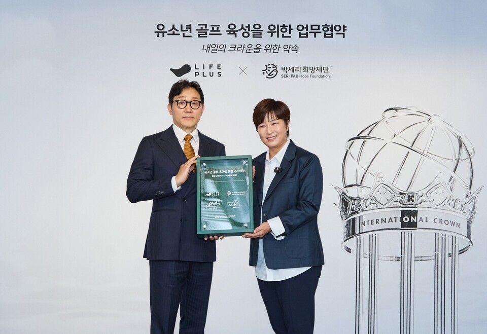 박찬혁(왼쪽) 한화생명 스포츠마케팅TF 전무와 박세리 박세리희망재단 이사장이 지난 16일 여의도 63빌딩에서 열린 협약식에서 기념 촬영을 하고 있다. (사진제공=한화생명)