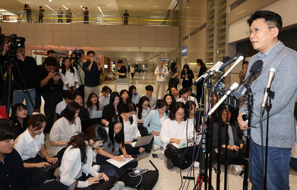 미국 이민 당국에 의해 조지아주에 구금됐던 한국인 근로자들과 함께 귀국한 김동명 LG에너지솔루션 사장이 12일 인천국제공항 제2터미널 입국장에서 취재진 질문에 답하고 있다. (사진=뉴스1)