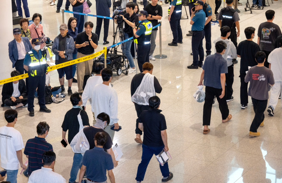 미국 조지아주 엘러벨의 현대자동차그룹-LG에너지솔루션 배터리 합작공장 건설현장에서 미국 이민 당국에 체포·구금됐다가 석방된 한국인 근로자들이 구금된지 8일 만인 12일 오후 인천국제공항을 통해 귀국하고 있다. (사진=뉴스1)