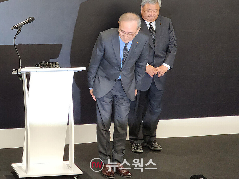 김영섭 KT 대표가 11일 브리핑에서 무단 소액결제 해킹 사건에 대해 사과하며 고개를 숙이고 있다. (사진=박광하 기자)