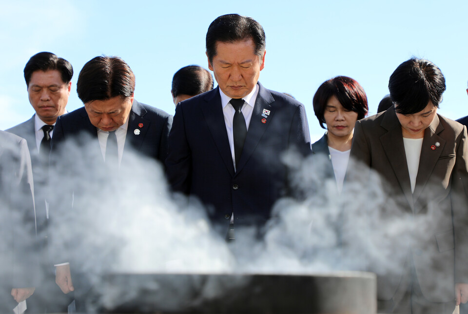 정청래 더불어민주당 대표가 17일 오전 제주시 봉개동 제주4·3평화공원 위령제단 앞에서 묵념하고 있다. (사진=뉴스1)