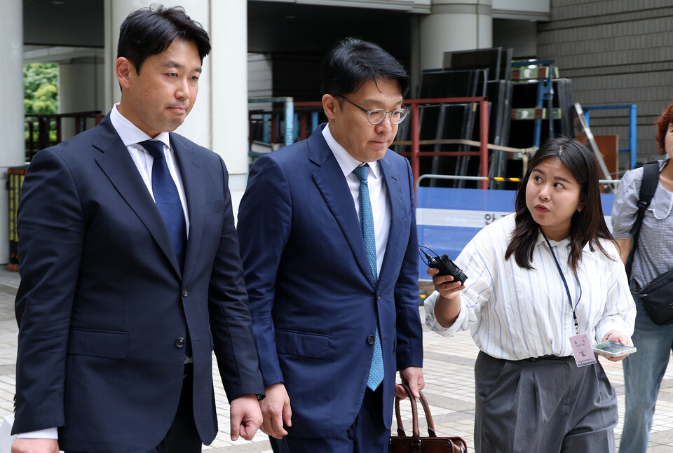 김상민 전 부장검사가 17일 오후 서울 서초구 서초동 서울중앙지방법원에서 열린 영장실질심사에 출석하고 있다. (사진=뉴스1)