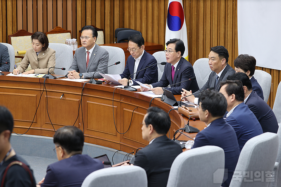 송언석(왼쪽 네 번째) 국민의힘 원내대표가 지난 16일 국회에서 열린 '원내대책회의'에서 발언하고 있다. (사진제공=국민의힘)