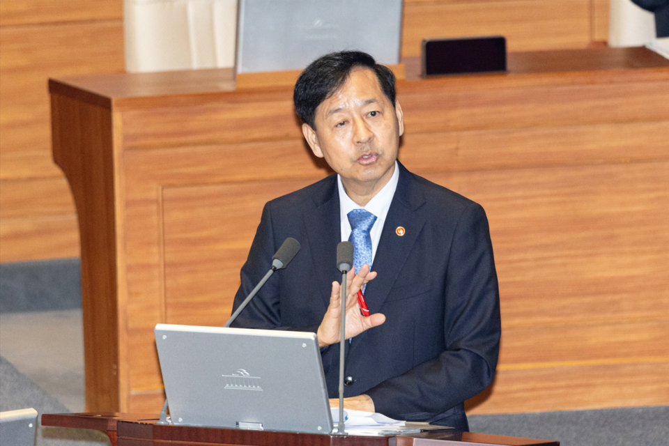 구윤철 경제부총리 겸 기획재정부 장관이 17일 서울 여의도 국회에서 열린 제429회 국회(정기회) 제7차 본회의 이언주 더불어민주당 의원의 경제에 대한 대정부 질문에 답변을 하고 있다. (사진=뉴스1)