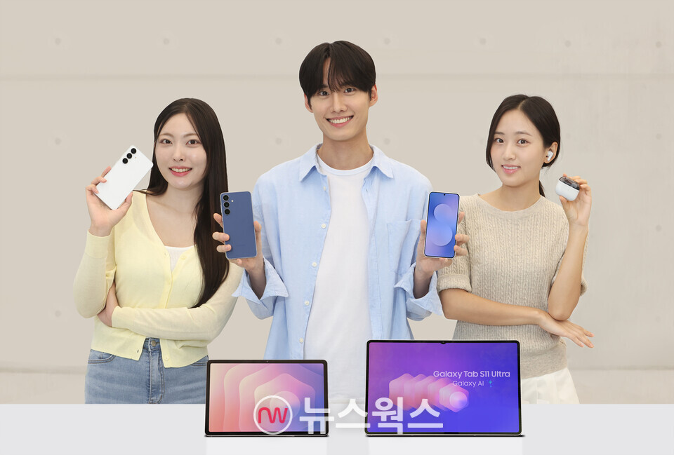 삼성전자 모델이 19일 국내 출시하는 '갤럭시 S25 FE', '갤럭시 탭 S11 시리즈', '갤럭시 버즈3 FE'를 소개하고 있다. (사진제공=삼성전자)