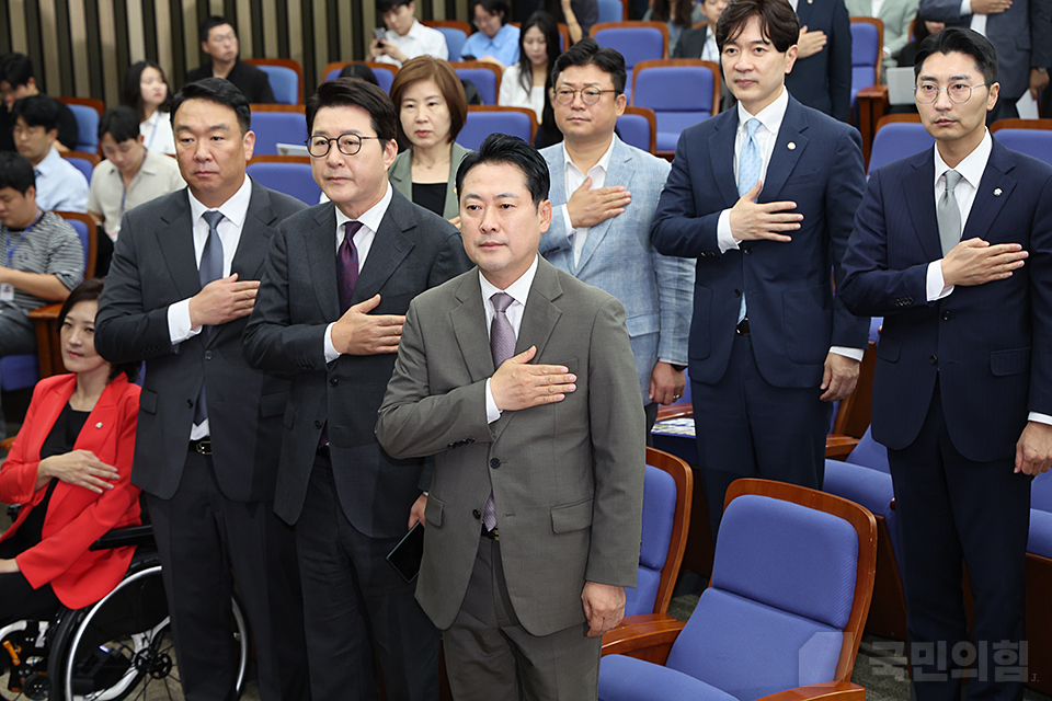 장동혁(앞줄 왼쪽 세 번째) 국민의힘 대표가 지난 16일 국회에서 열린 긴급 의원총회에서 국기에 대한 경례를 하고 있다. (사진제공=국민의힘)