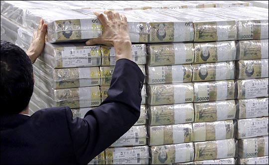 국내 한 은행 직원이 돈뭉치를 정리하고 있다. 본문과 관련 없음. (사진=안광석 기자 DB)