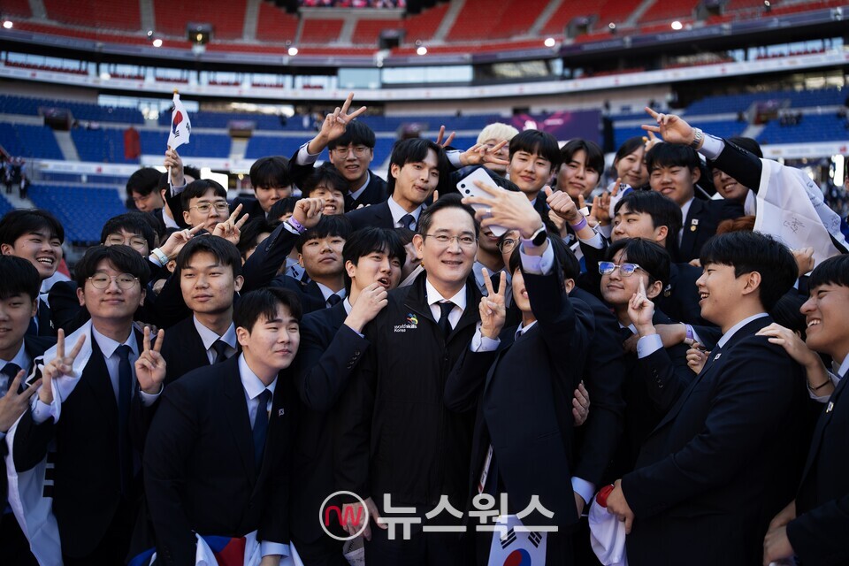 지난 15일(현지시간) 프랑스 리옹 소재 그루파마스타디움에서 열린 국제기능올림픽 폐회식에 참석한 이재용 삼성전자 회장이 국가대표 선수단과 사진을 촬영하고 있다. (사진제공=삼성전자)