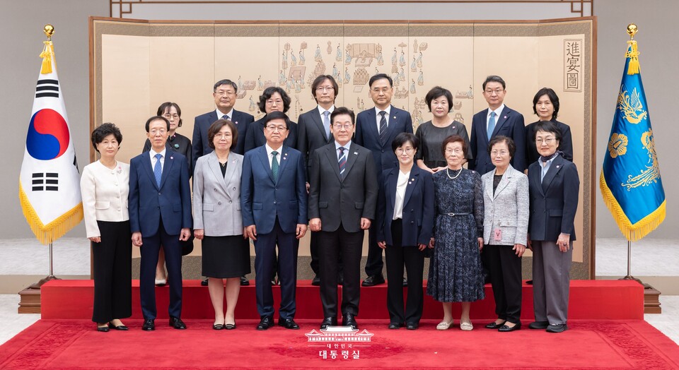 이재명(앞줄 가운데) 대통령이 지난 15일 정부 1기내각 구성을 마치고 기념촬영을 하고 있다. (출처=대통령실)