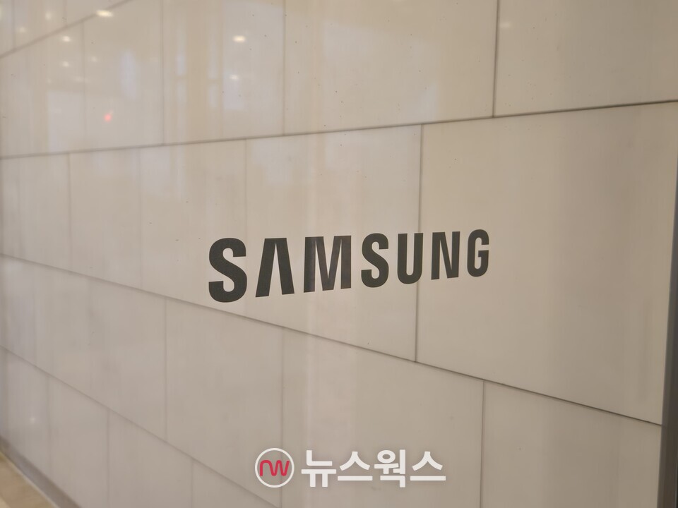 삼성전자 서초 사옥에 붙어있는 삼성그룹 CI. (사진=박성민 기자)